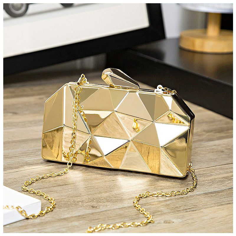 NOUVEAU RICHE Vegan Leder Clutch Tasche Mit Goldfarbenen Metallteilen Und Weichem Innenfutter In 17 Zentimeter Breite Und 10 Zentimeter Höhe
