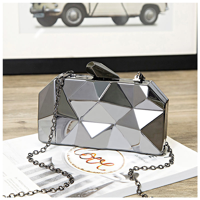 NOUVEAU RICHE Vegan Leder Clutch Tasche Mit Goldfarbenen Metallteilen Und Weichem Innenfutter In 17 Zentimeter Breite Und 10 Zentimeter Höhe Dunkelgrau