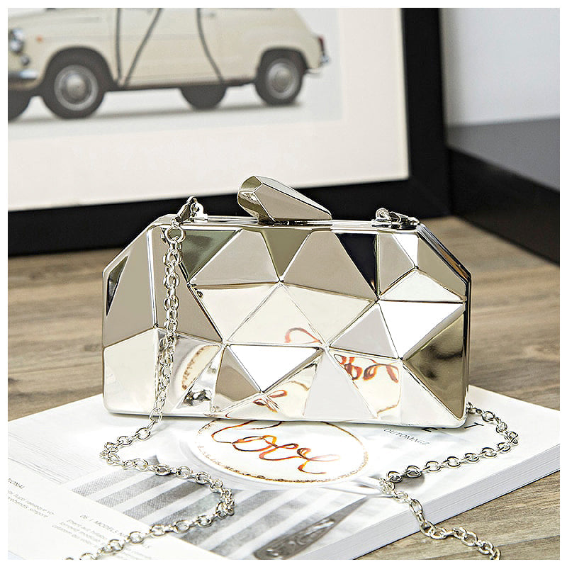 NOUVEAU RICHE Vegan Leder Clutch Tasche Mit Goldfarbenen Metallteilen Und Weichem Innenfutter In 17 Zentimeter Breite Und 10 Zentimeter Höhe Silber