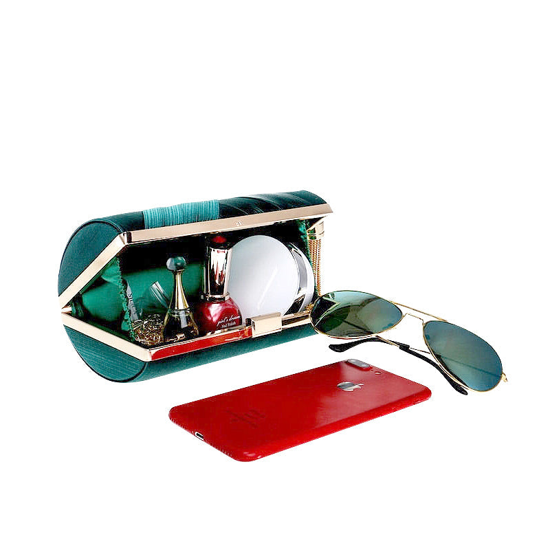 NOUVEAU RICHE Vegan Leder Clutch Tasche mit Goldfarbenen Metallteilen und Weichem Innenfutter für Elegante Abendmode