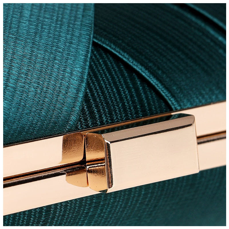 NOUVEAU RICHE Vegan Leder Clutch Tasche mit Goldfarbenen Metallteilen und Weichem Innenfutter für Elegante Abendmode
