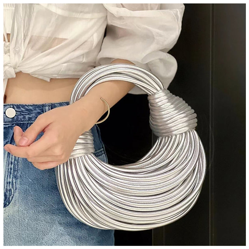 NOUVEAU RICHE Stylische Handtasche Aus Hochwertigem Veganem Leder Mit Goldfarbenen Metallteilen 25 cm X 10 Zoll Ideal Für Jedes Outfit Silber