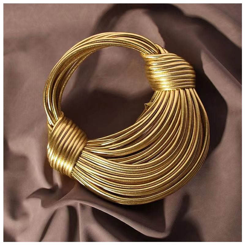 NOUVEAU RICHE Stylische Handtasche Aus Hochwertigem Veganem Leder Mit Goldfarbenen Metallteilen 25 cm X 10 Zoll Ideal Für Jedes Outfit