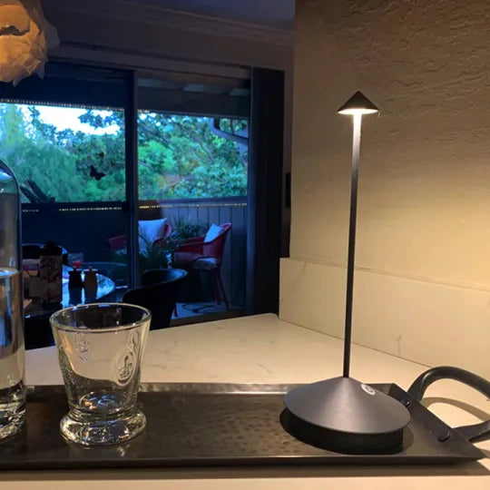 NOUVEAU RICHE Kabellose LED-Tischlampe – Akku Tischlampe Dimmbar für Esstisch, Nachttisch & Terrasse, Aluminium, Wasserabweisend – ModernLumin