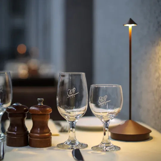 NOUVEAU RICHE Kabellose LED-Tischlampe – Akku Tischlampe Dimmbar für Esstisch, Nachttisch & Terrasse, Aluminium, Wasserabweisend – ModernLumin