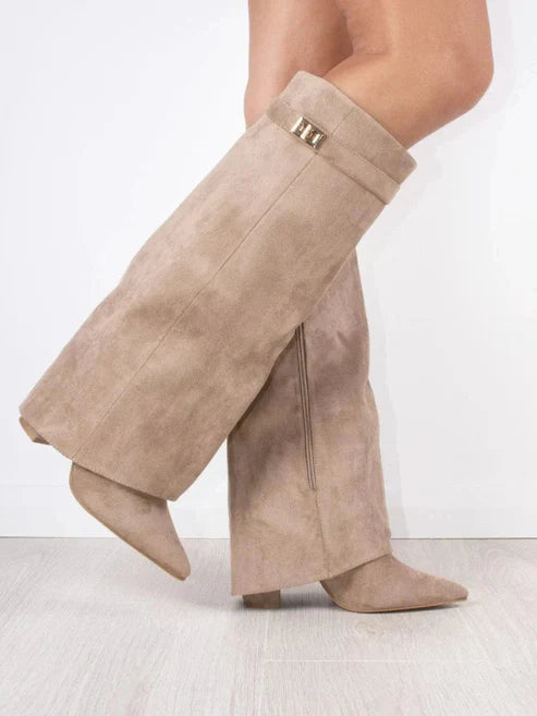 NOUVEAU RICHE Hohe Stiefel Mit Patte Und Überschlag Blockabsatz Aus Leder Beige - Wildleder