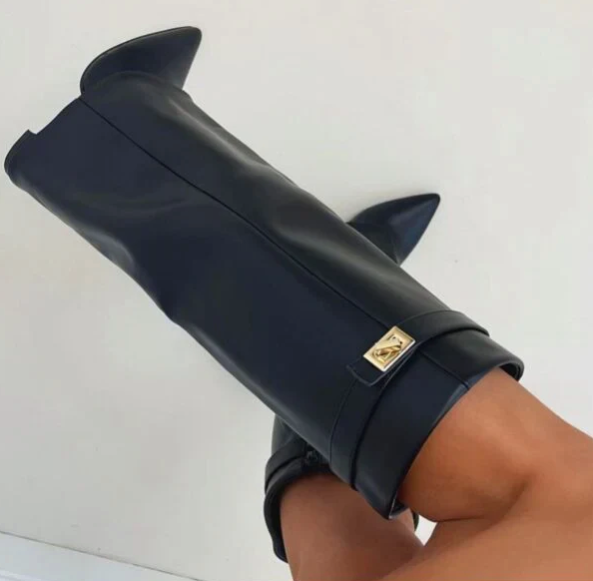 NOUVEAU RICHE Hohe Stiefel Mit Patte Und Überschlag Blockabsatz Aus Leder