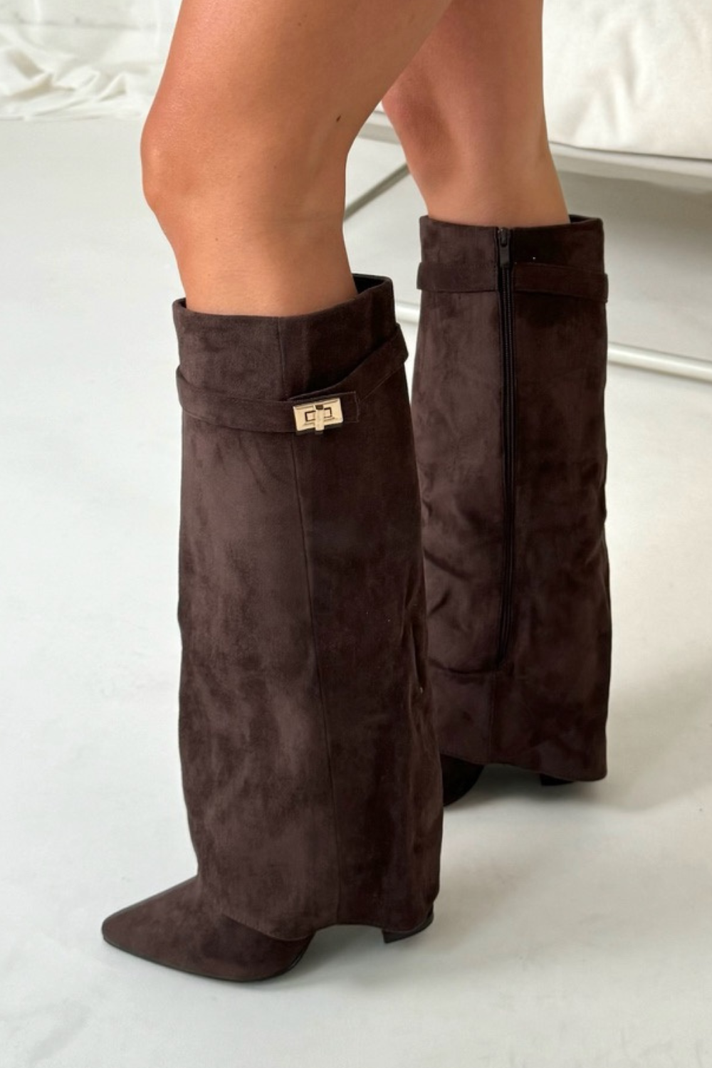 NOUVEAU RICHE Hohe Stiefel Mit Patte Und Überschlag Blockabsatz Aus Leder Braun - Wildleder