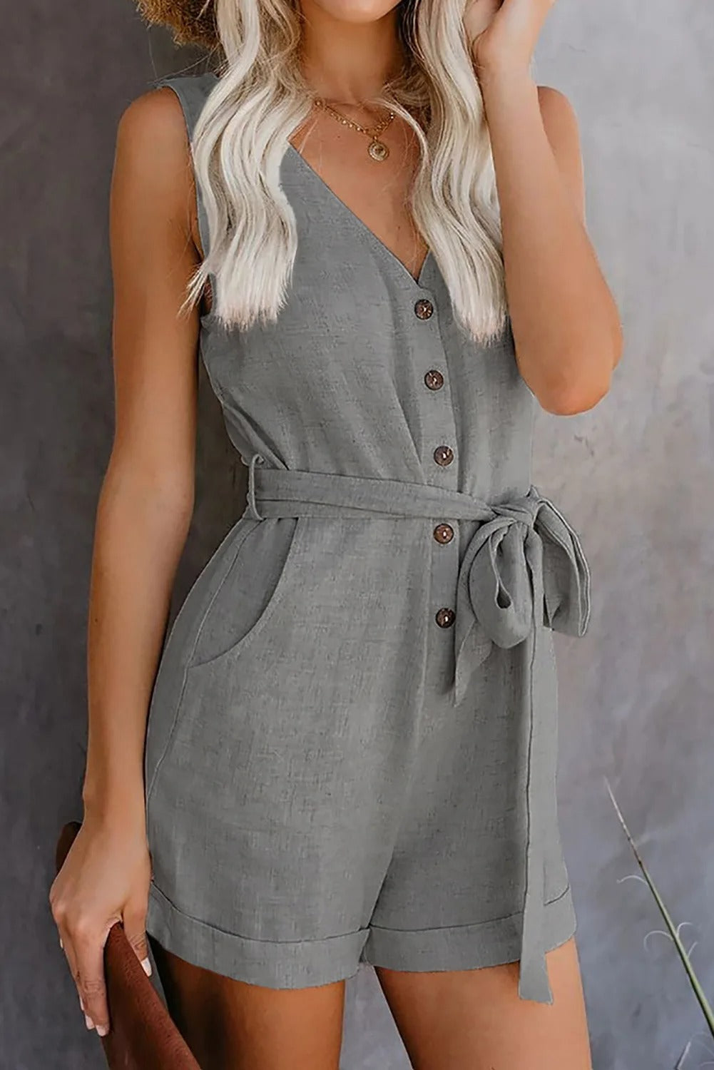 NOUVEAU RICHE Eleganter Kurzer Jumpsuit Mit Taschen V Ausschnitt Gürtel Grau
