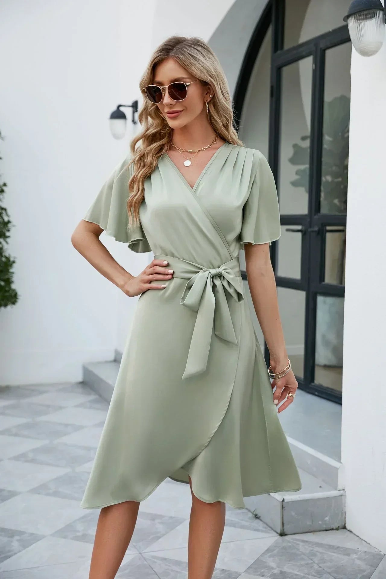 NOUVEAU RICHE Elegantes Wickelkleid Mit V Ausschnitt Und Schleifendetail Hellgrün (4 noch auf Lager)