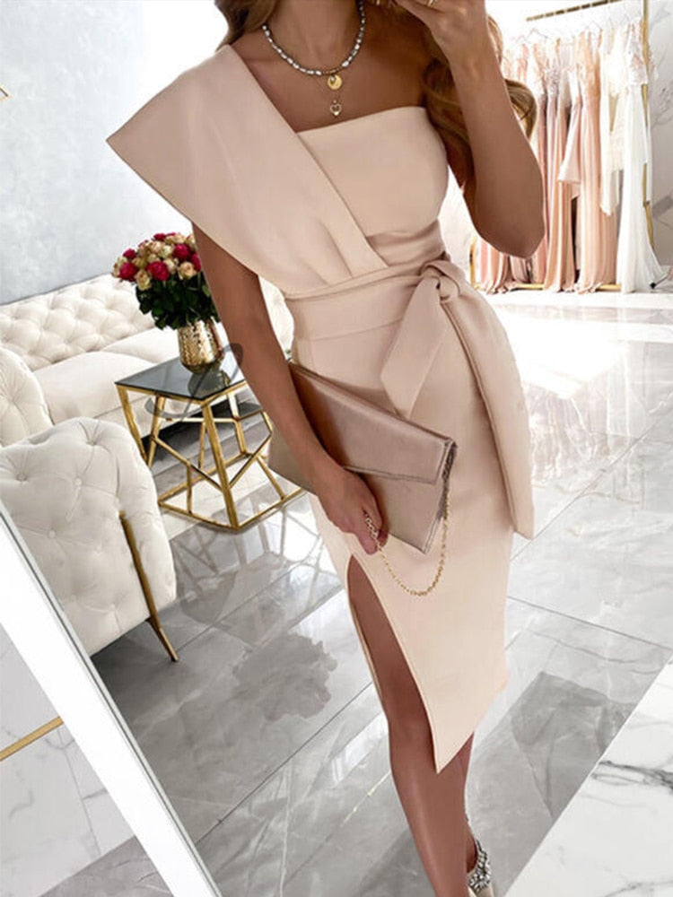 NOUVEAU RICHE Elegantes One-Shoulder Abendkleid mit Schlitz für Damen Perfekt für Besondere Anlässe Stilvolles Design für Glamouröse Auftritte Aprikose