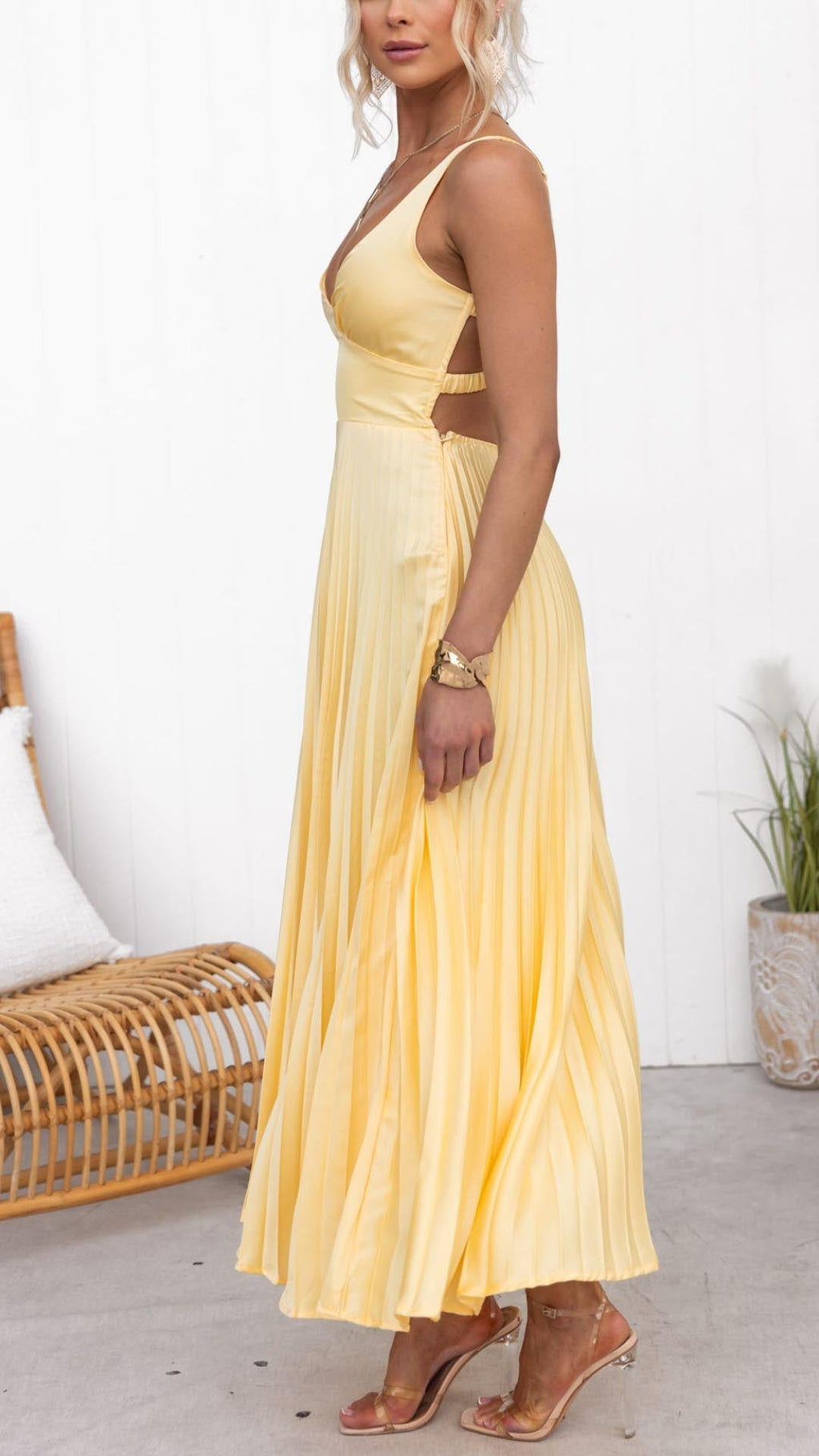 NOUVEAU RICHE Damen Plisseekleid – Sonnengelb & Ärmellos mit V-Ausschnitt