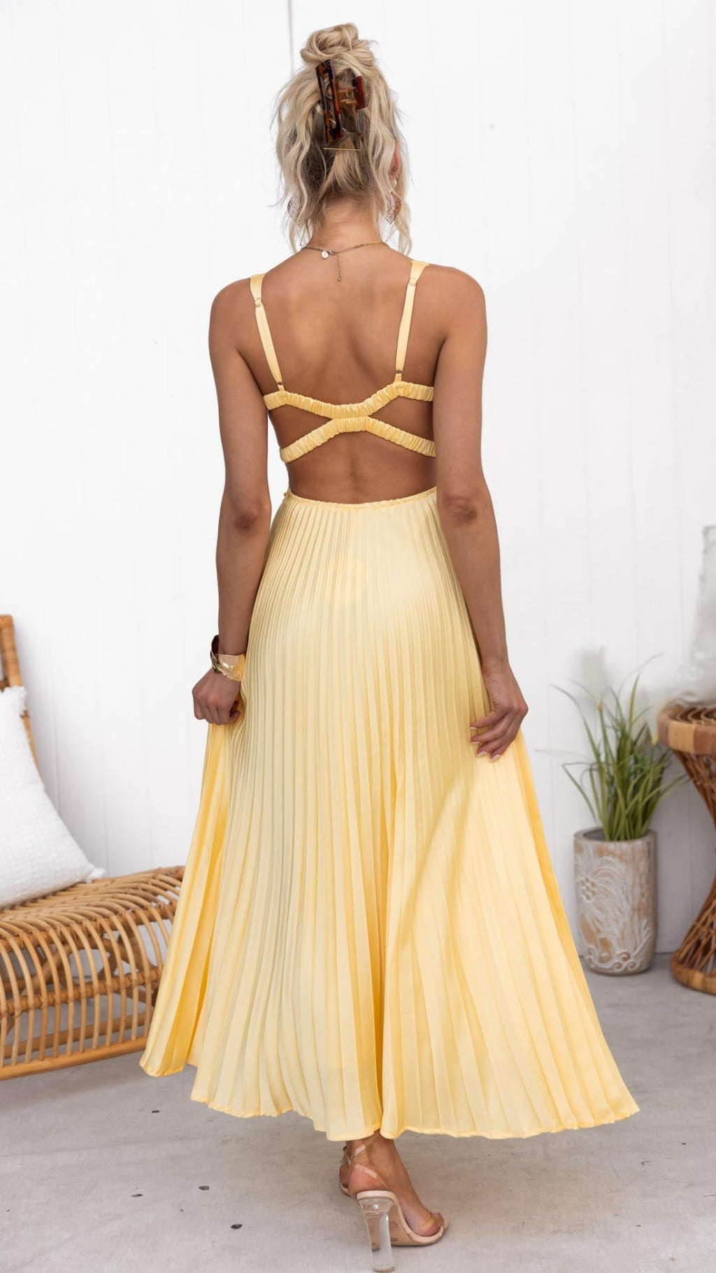 NOUVEAU RICHE Damen Plisseekleid – Sonnengelb & Ärmellos mit V-Ausschnitt