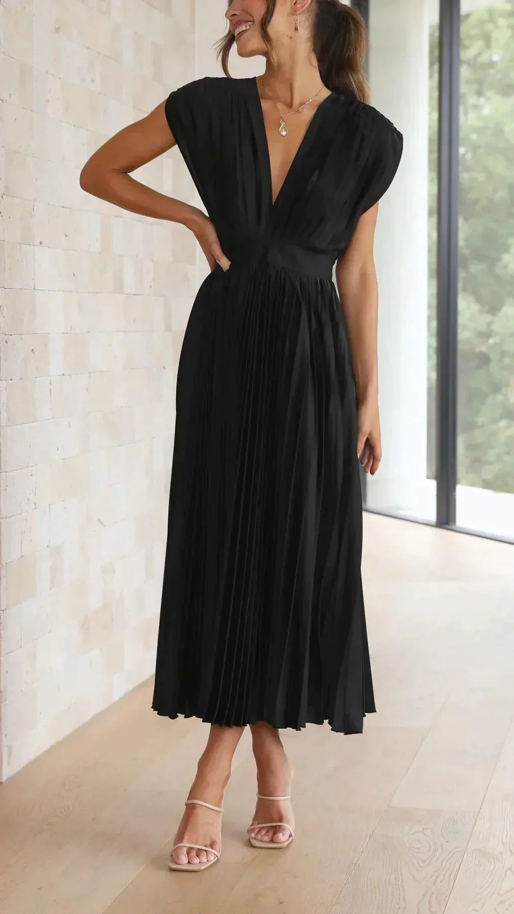 NOUVEAU RICHE Damen Abendkleid – Elegantes Plissee-Design & Fließender Schnitt Schwarz