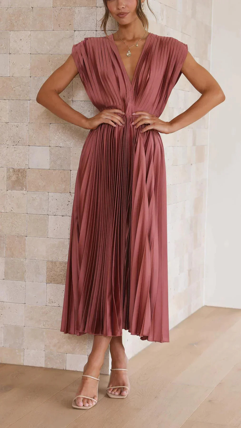 NOUVEAU RICHE Damen Abendkleid – Elegantes Plissee-Design & Fließender Schnitt Rotpink