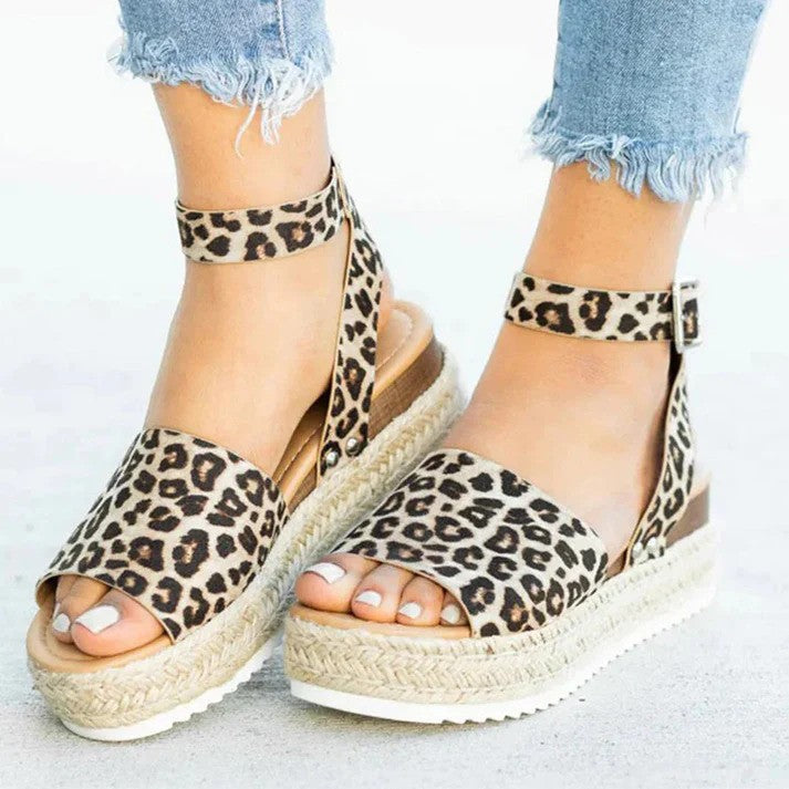 NOUVEAU RICHE Damen Sommersandalen – Elegant & Komfortabel für legere Anlässe Panther Druck