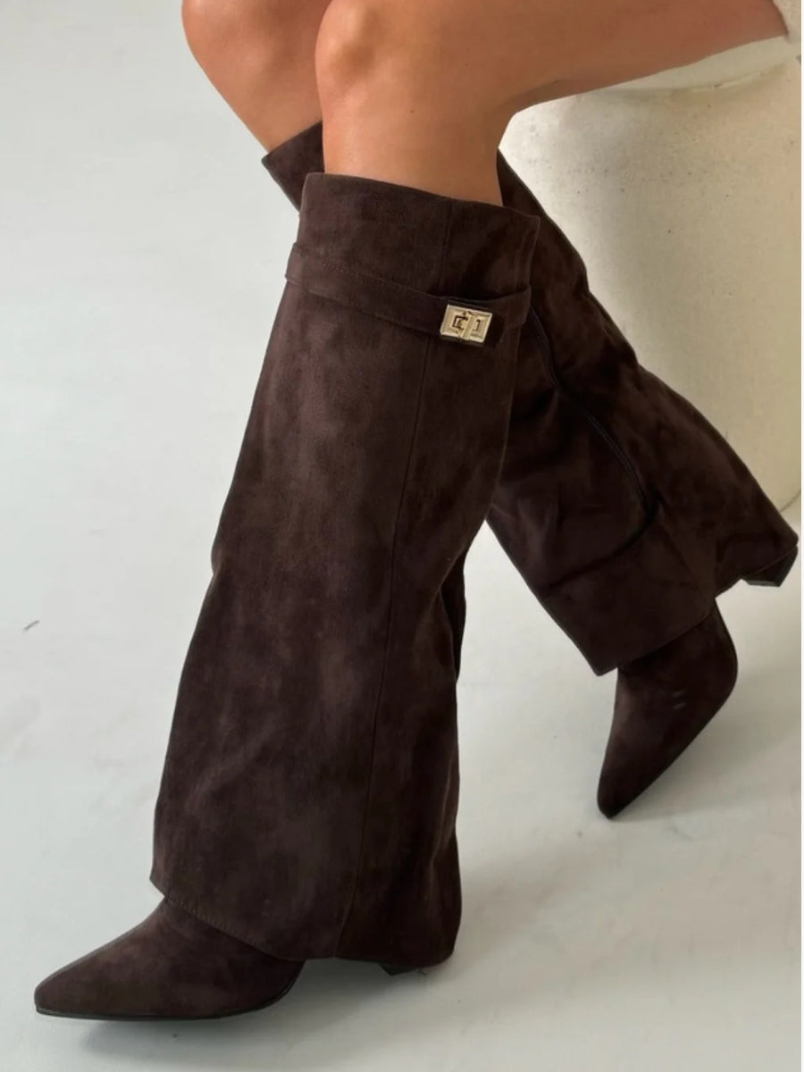 NOUVEAU RICHE Sephira | Damen Stiefel – Hochwertiges Suede, Goldene Akzente & Elegantes Design Braun Suède