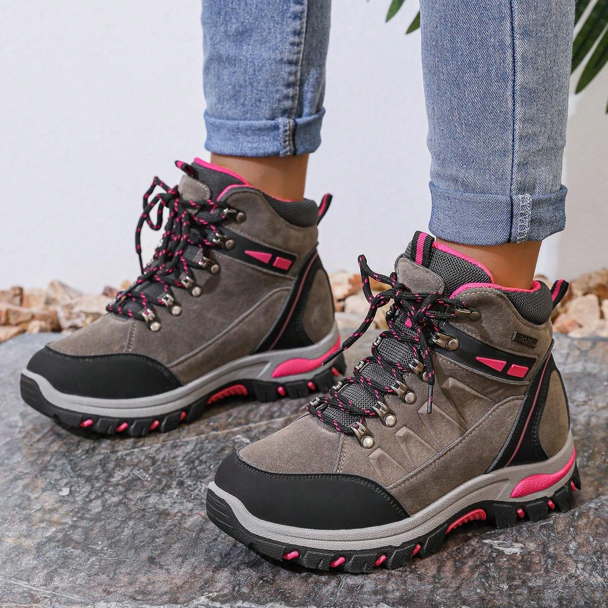 NOUVEAU RICHE Luna | Unisex Wanderschuh – Wetterfestes Design, Steilsicherer Grip & Langstrecken-Performance pink