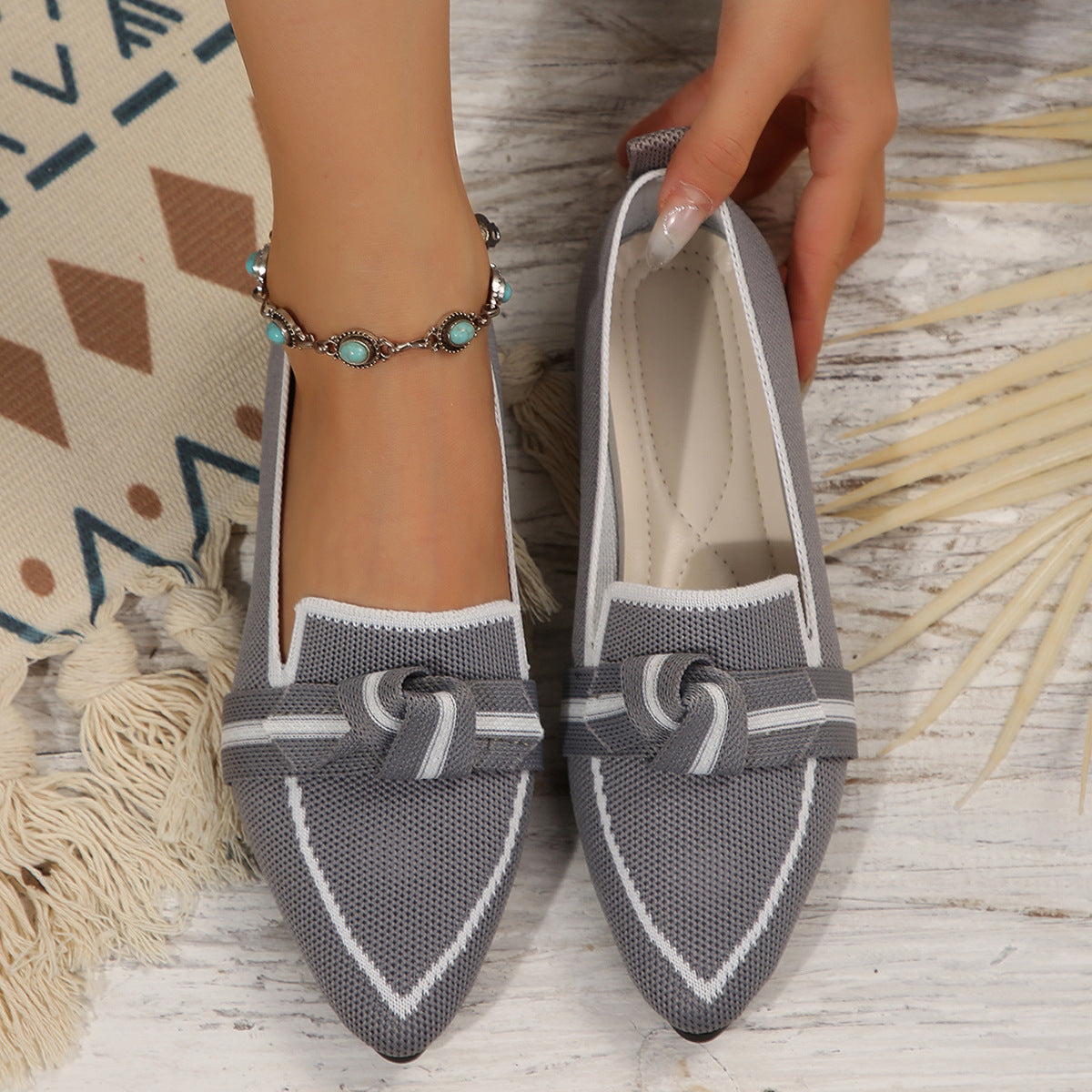 NOUVEAU RICHE Flache Damenschuhe Mit Spitz Zehenpartie Und Weichem Strick Slipper Mit Knotendetail Für Vielseitige Passform Elegante Damenmode Grau