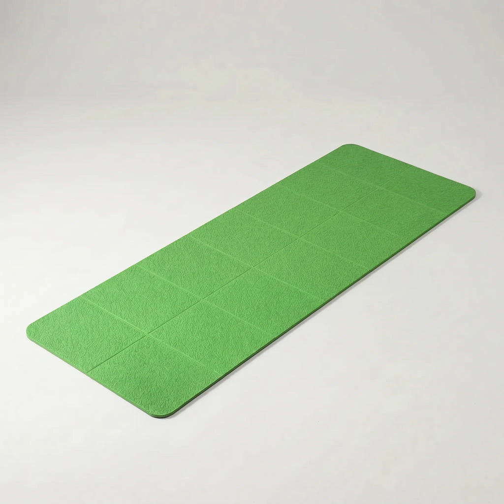 NOUVEAU RICHE Faltbare Reise Yogamatte – Leichte 4 mm TPE Sportmatte, 183 x 61 cm, nur 500 g, kompakt faltbar, rutschfest, 6 Farben Grün