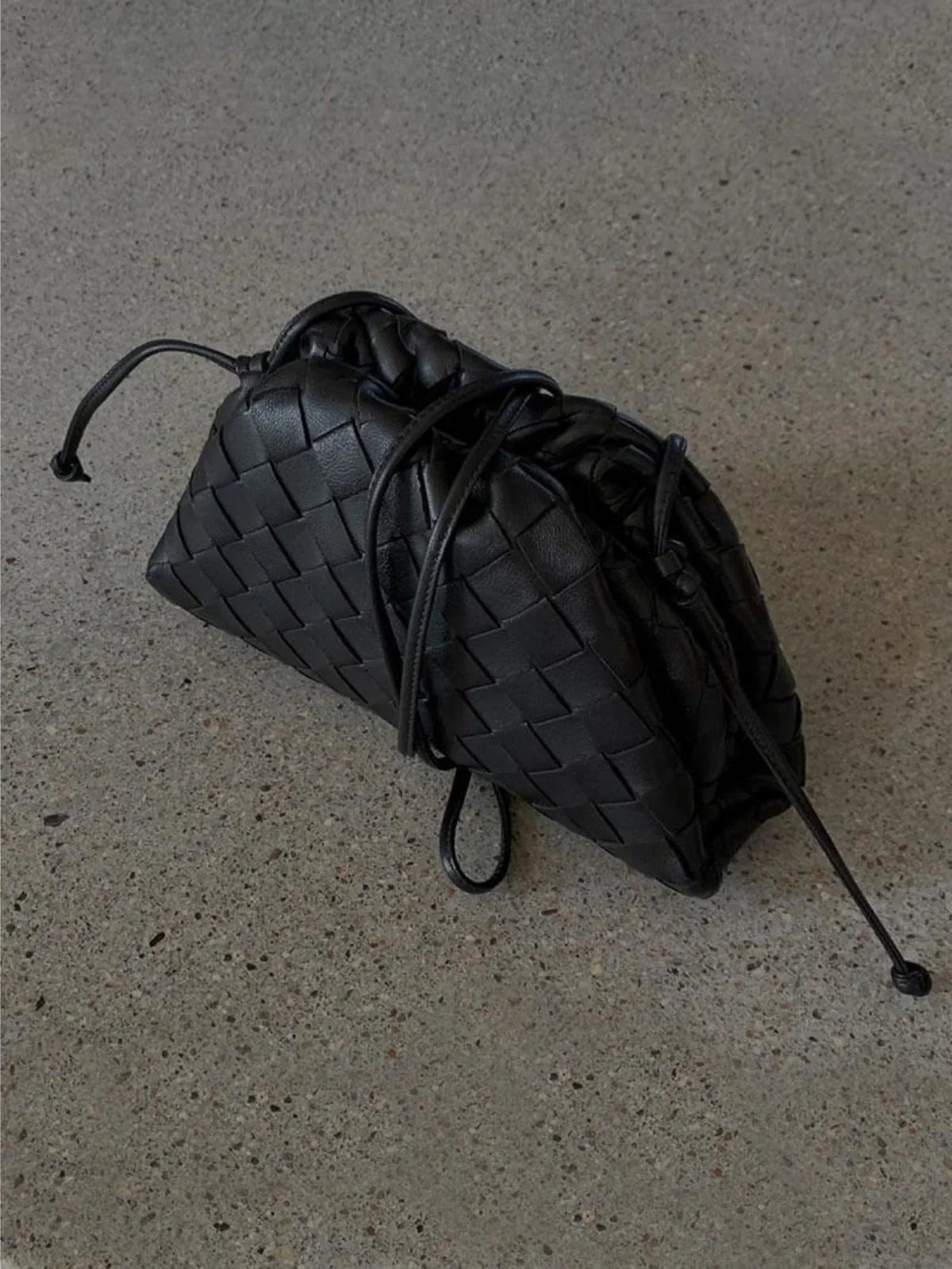 NOUVEAU RICHE Geflochtene Kordelzugtasche aus Kunstleder für Alltag und Abendveranstaltungen mit Stil und Funktionalität