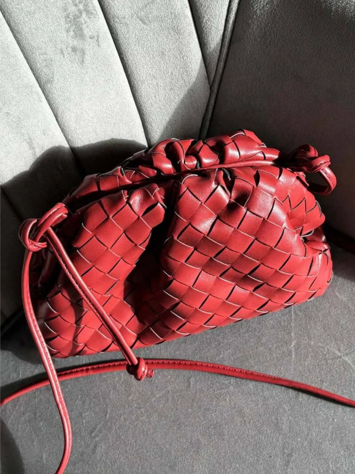 NOUVEAU RICHE Geflochtene Kordelzugtasche aus Kunstleder für Alltag und Abendveranstaltungen mit Stil und Funktionalität