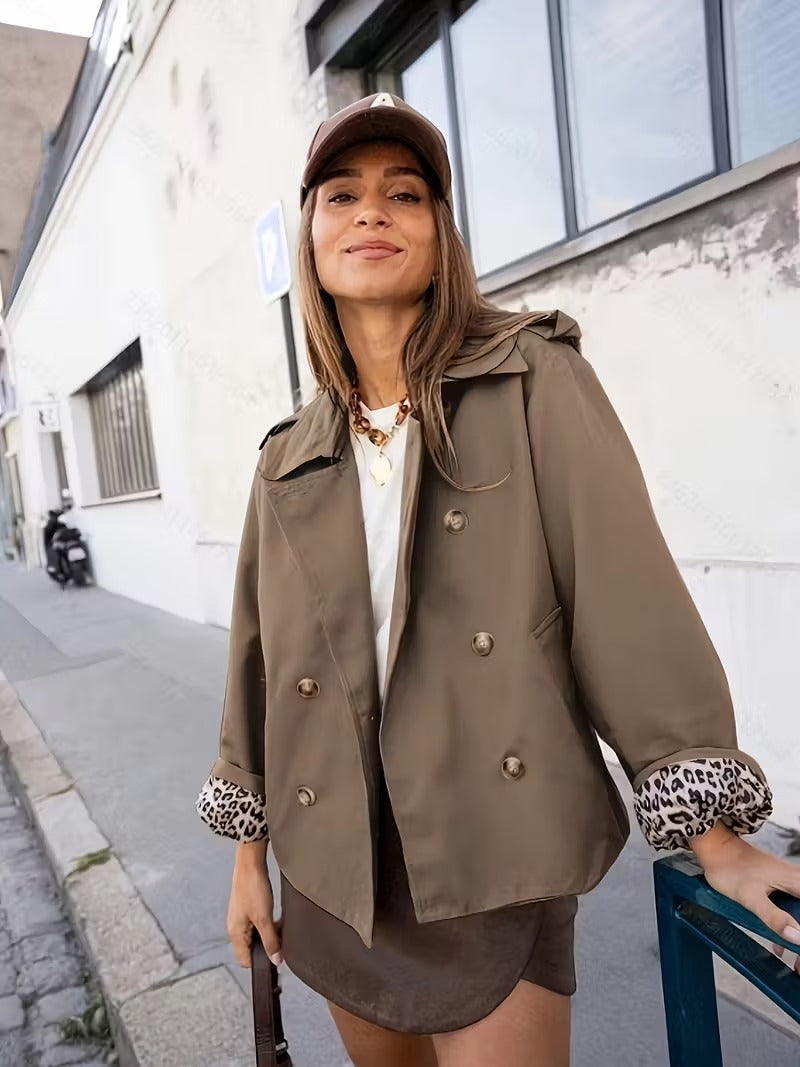 NOUVEAU RICHE Damen Trenchcoat Kurz – Knopfverschluss & Bedrucktes Futter Braun