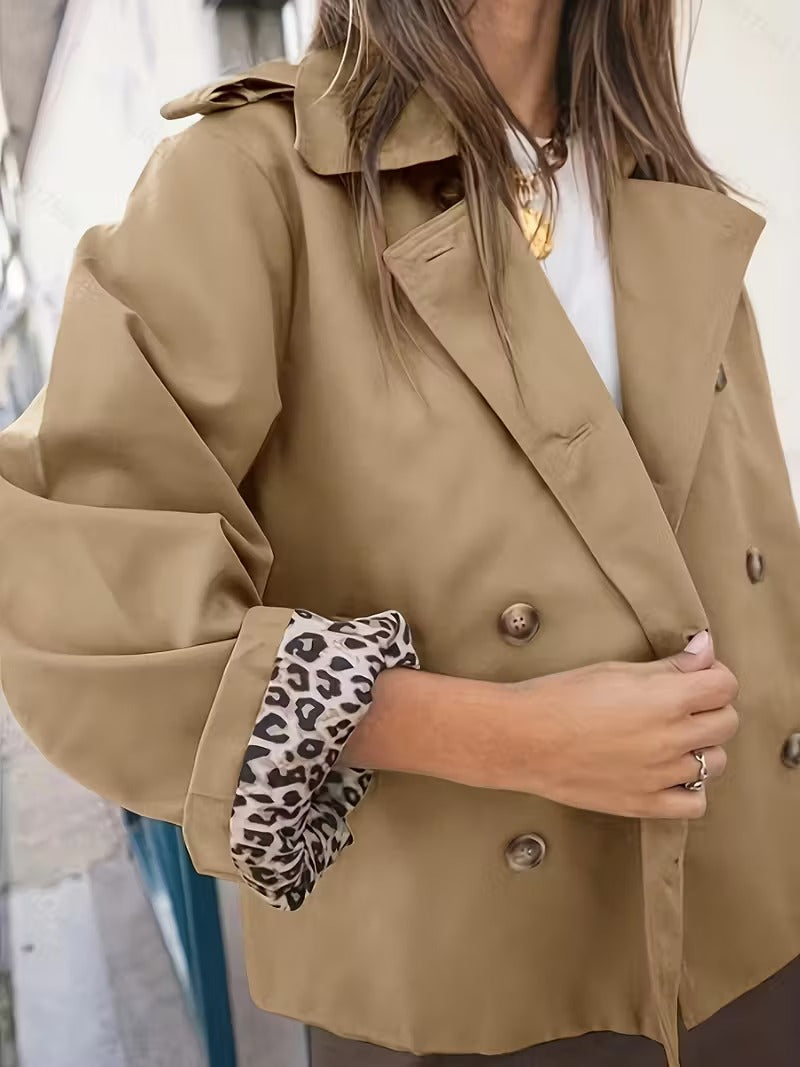 NOUVEAU RICHE Damen Trenchcoat Kurz – Knopfverschluss & Bedrucktes Futter