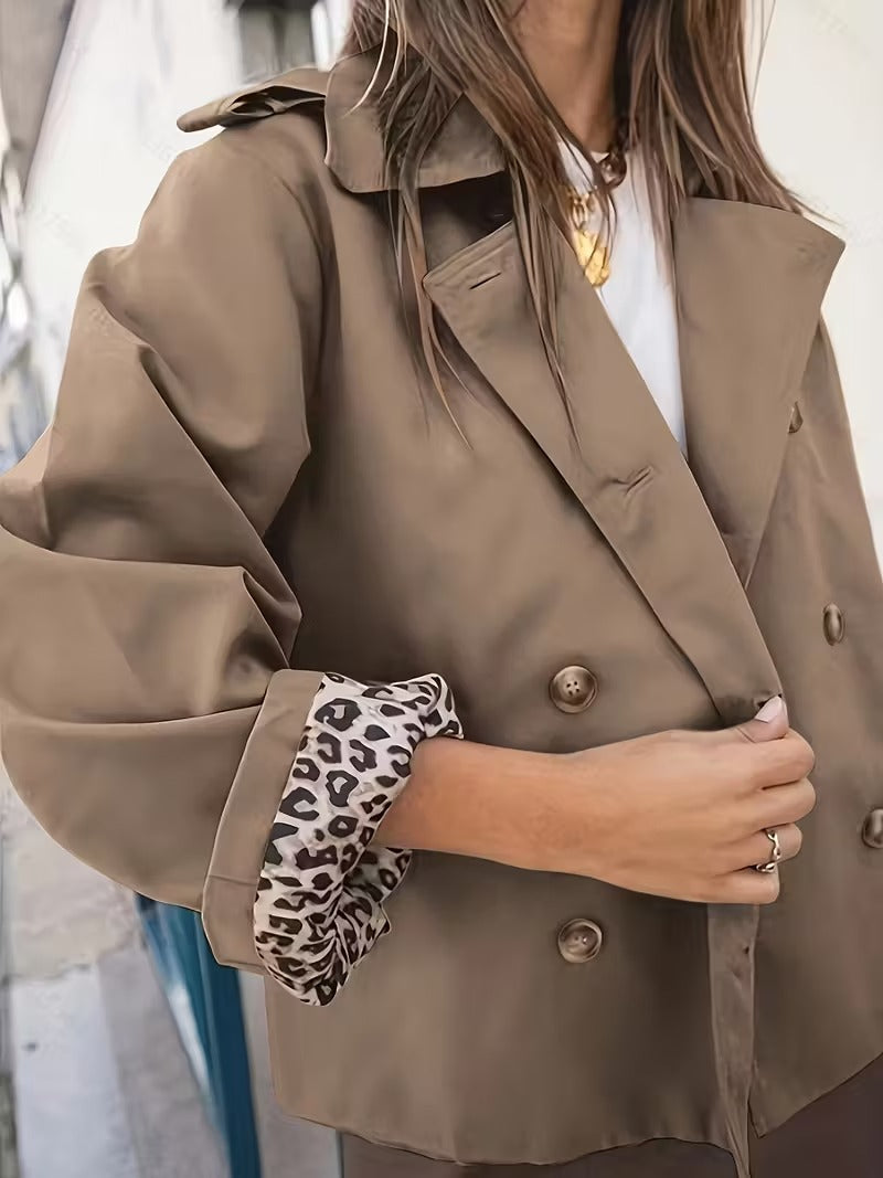 NOUVEAU RICHE Damen Trenchcoat Kurz – Knopfverschluss & Bedrucktes Futter