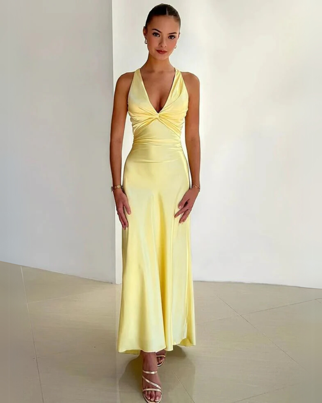 NOUVEAU RICHE Glänzendes Satin Kleid Mit Tiefem Ausschnitt Rückenschnüren Gelb