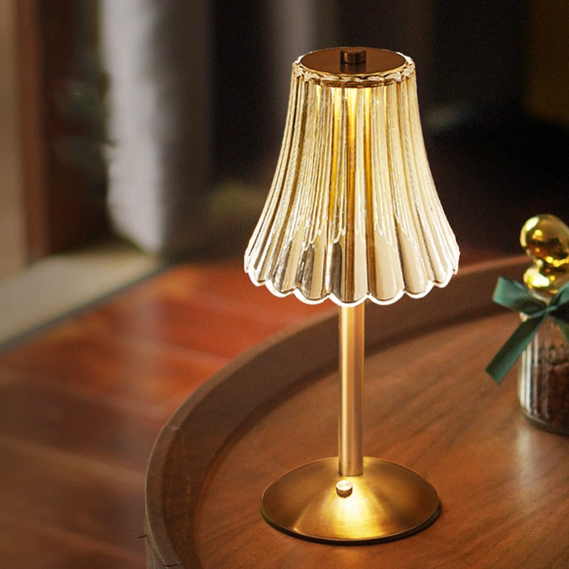 NOUVEAU RICHE Goldene Kristall-Tischlampe – Kabellose Akku Touch-Lampe mit Kristallschirm, Dimmbar, Gebürstetes Aluminium – Aurora Luxe Klassisch