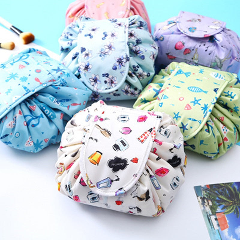 NOUVEAU RICHE Shanna Scrunch Kosmetiktasche – Grosse Schminktasche mit Kordelzug, flach aufklappbar, waschbar & wasserdicht, 8 Muster