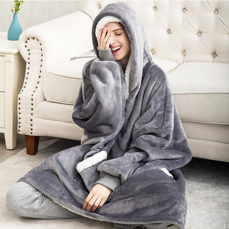 NOUVEAU RICHE Hoodie & Decke in Einem – Oversize Decke mit Ärmeln & Kapuze für Damen, Weicher Fleece mit Kängurutasche, 12 Farben – Luna