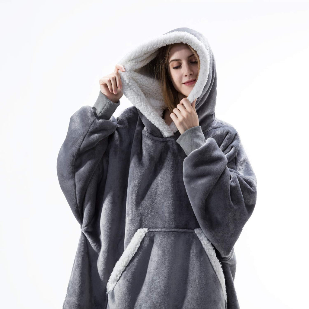 NOUVEAU RICHE Hoodie & Decke in Einem – Oversize Decke mit Ärmeln & Kapuze für Damen, Weicher Fleece mit Kängurutasche, 12 Farben – Luna Grau
