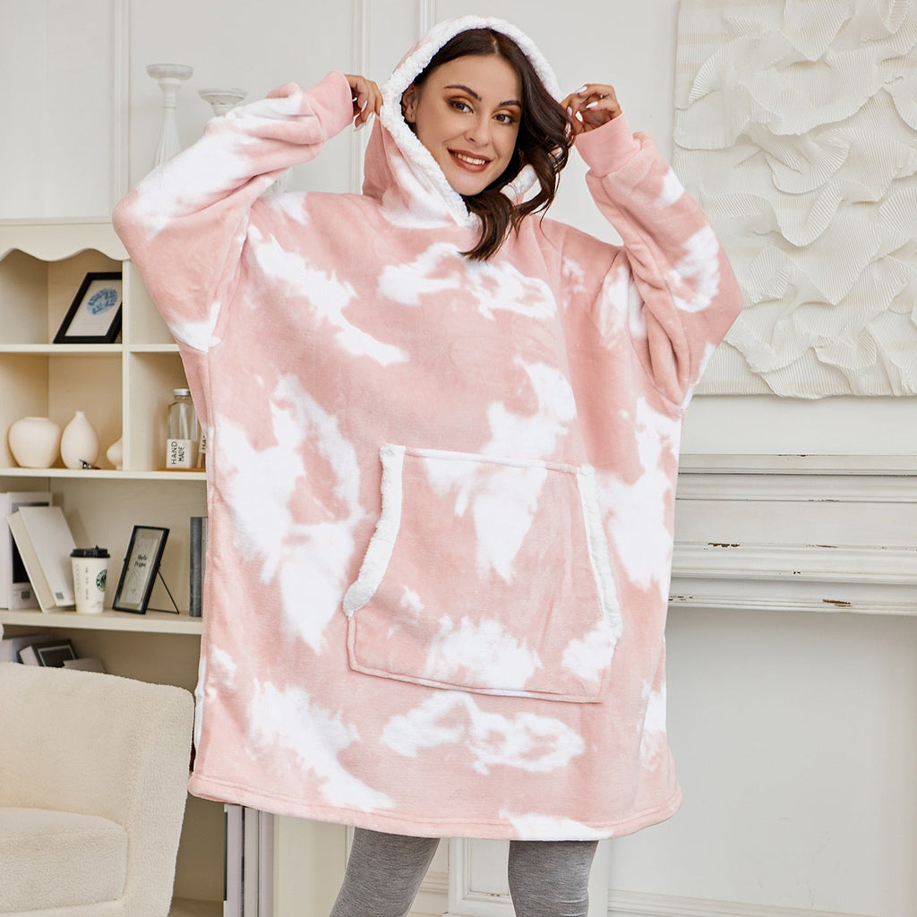 NOUVEAU RICHE Hoodie & Decke in Einem – Oversize Decke mit Ärmeln & Kapuze für Damen, Weicher Fleece mit Kängurutasche, 12 Farben – Luna Gewaschenes Rosa & Weiss