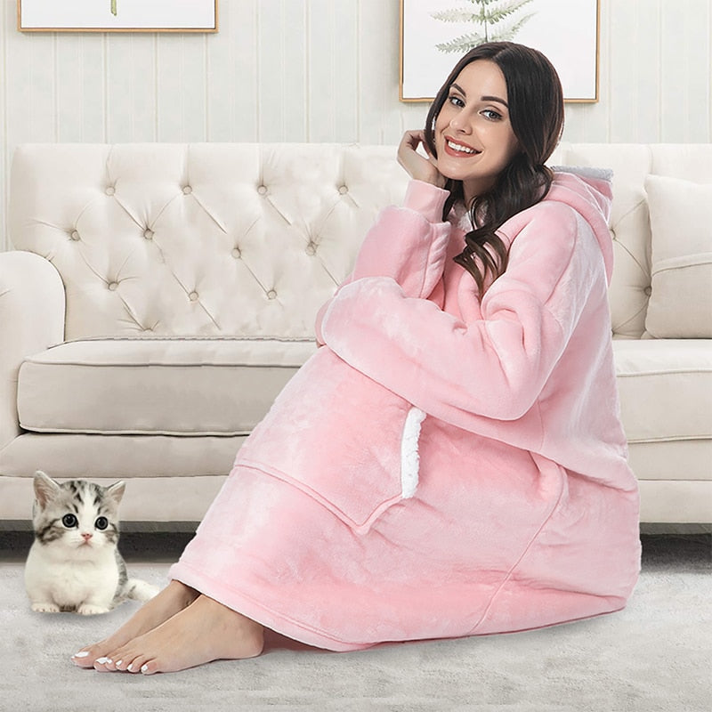 NOUVEAU RICHE Hoodie & Decke in Einem – Oversize Decke mit Ärmeln & Kapuze für Damen, Weicher Fleece mit Kängurutasche, 12 Farben – Luna Rosa