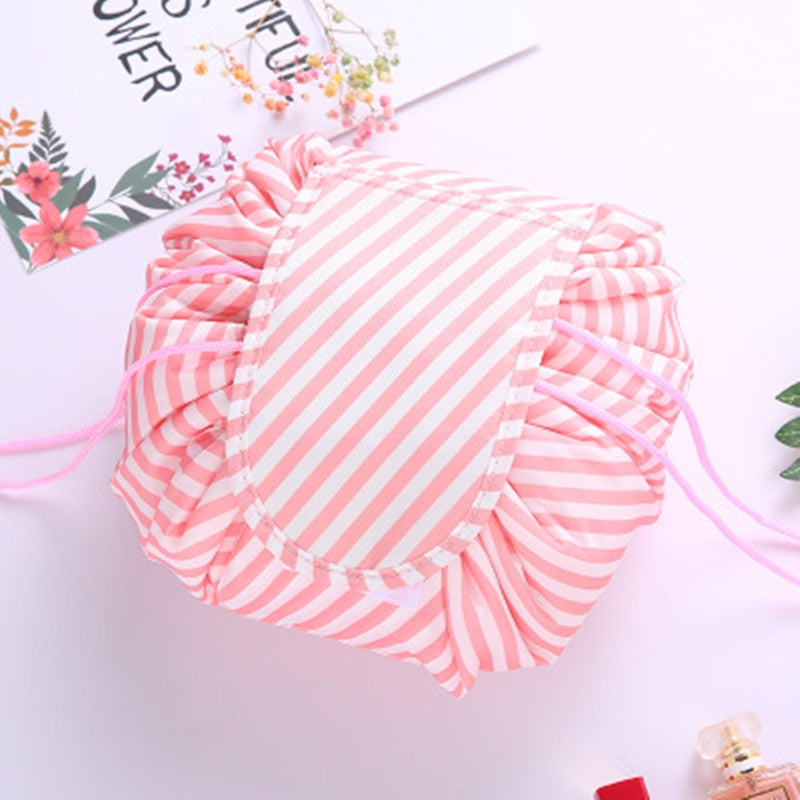 NOUVEAU RICHE Shanna Scrunch Kosmetiktasche – Grosse Schminktasche mit Kordelzug, flach aufklappbar, waschbar & wasserdicht, 8 Muster Rosa Streifen