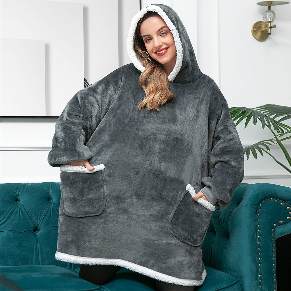 NOUVEAU RICHE Hoodie & Decke in Einem – Oversize Decke mit Ärmeln & Kapuze für Damen, Weicher Fleece mit Kängurutasche, 12 Farben – Luna