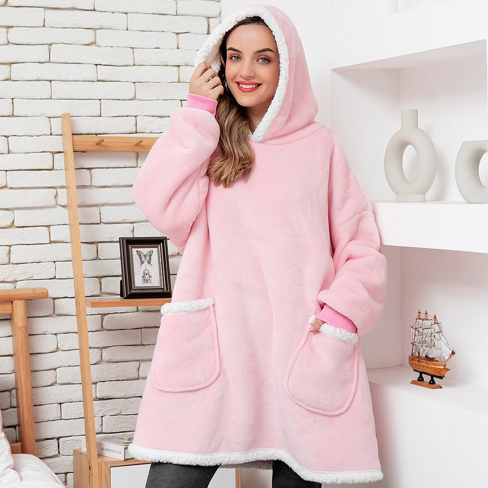 NOUVEAU RICHE Hoodie & Decke in Einem – Oversize Decke mit Ärmeln & Kapuze für Damen, Weicher Fleece mit Kängurutasche, 12 Farben – Luna
