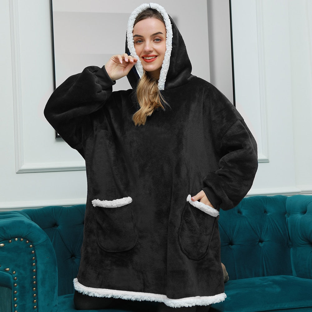 NOUVEAU RICHE Hoodie & Decke in Einem – Oversize Decke mit Ärmeln & Kapuze für Damen, Weicher Fleece mit Kängurutasche, 12 Farben – Luna Schwarz