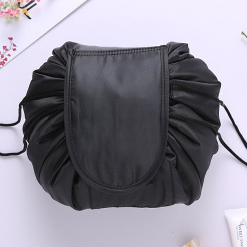 NOUVEAU RICHE Shanna Scrunch Kosmetiktasche – Grosse Schminktasche mit Kordelzug, flach aufklappbar, waschbar & wasserdicht, 8 Muster Schwarz