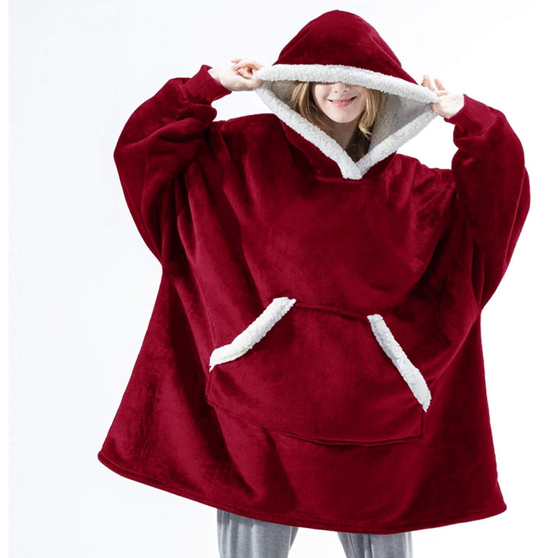 NOUVEAU RICHE Hoodie & Decke in Einem – Oversize Decke mit Ärmeln & Kapuze für Damen, Weicher Fleece mit Kängurutasche, 12 Farben – Luna Rot