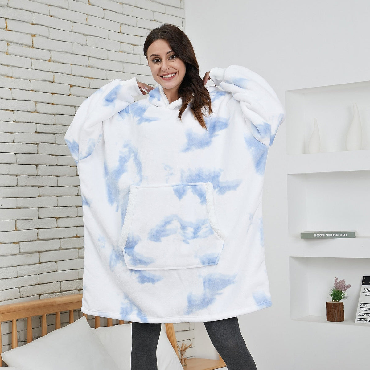 NOUVEAU RICHE Hoodie & Decke in Einem – Oversize Decke mit Ärmeln & Kapuze für Damen, Weicher Fleece mit Kängurutasche, 12 Farben – Luna Gewaschenes Weiss & Blau