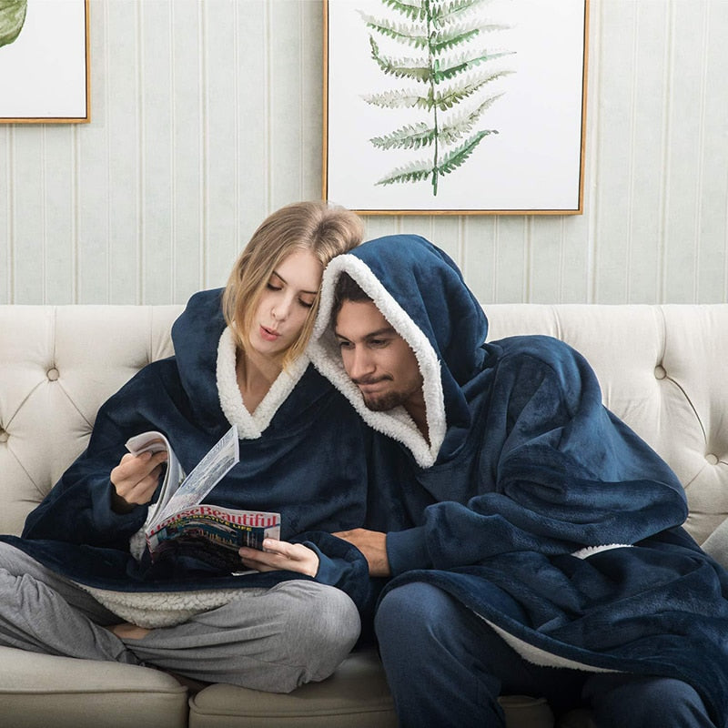NOUVEAU RICHE Hoodie & Decke in Einem – Oversize Decke mit Ärmeln & Kapuze für Damen, Weicher Fleece mit Kängurutasche, 12 Farben – Luna