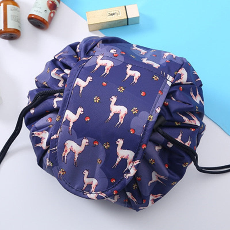 NOUVEAU RICHE Shanna Scrunch Kosmetiktasche – Grosse Schminktasche mit Kordelzug, flach aufklappbar, waschbar & wasserdicht, 8 Muster Lamas