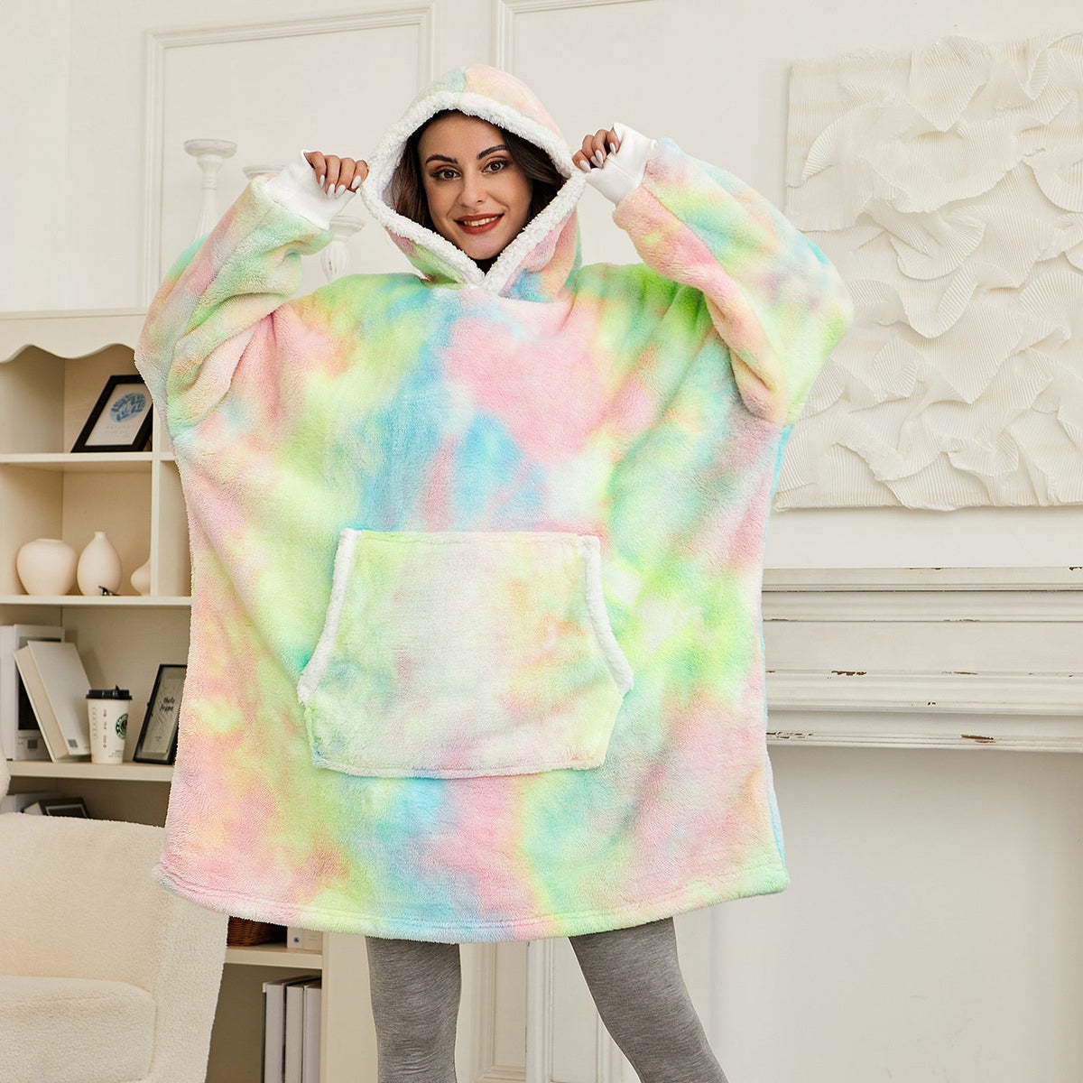 NOUVEAU RICHE Hoodie & Decke in Einem – Oversize Decke mit Ärmeln & Kapuze für Damen, Weicher Fleece mit Kängurutasche, 12 Farben – Luna Gewaschener Regenbogen