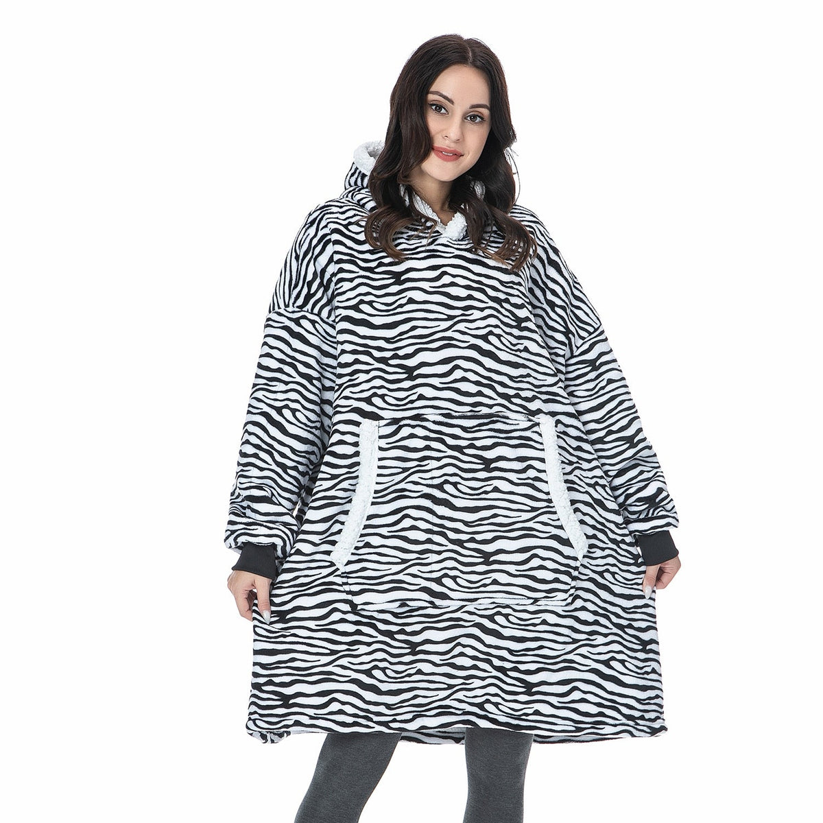 NOUVEAU RICHE Hoodie & Decke in Einem – Oversize Decke mit Ärmeln & Kapuze für Damen, Weicher Fleece mit Kängurutasche, 12 Farben – Luna