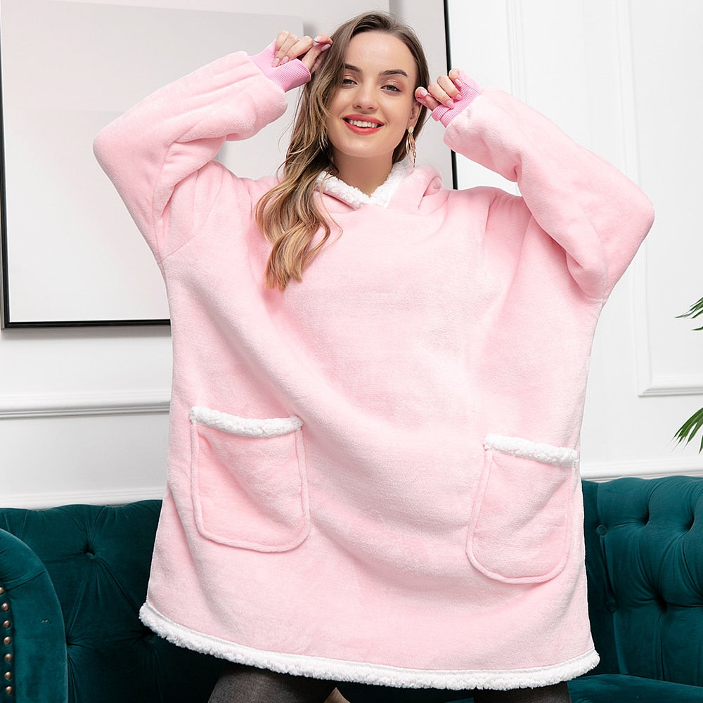 NOUVEAU RICHE Hoodie & Decke in Einem – Oversize Decke mit Ärmeln & Kapuze für Damen, Weicher Fleece mit Kängurutasche, 12 Farben – Luna