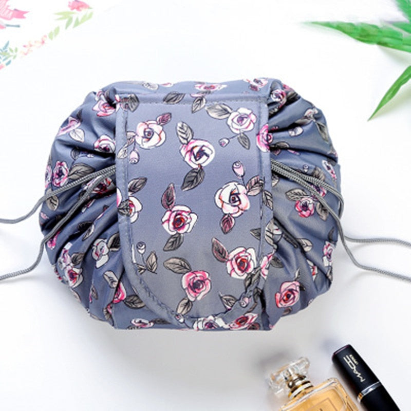 NOUVEAU RICHE Shanna Scrunch Kosmetiktasche – Grosse Schminktasche mit Kordelzug, flach aufklappbar, waschbar & wasserdicht, 8 Muster Rosen