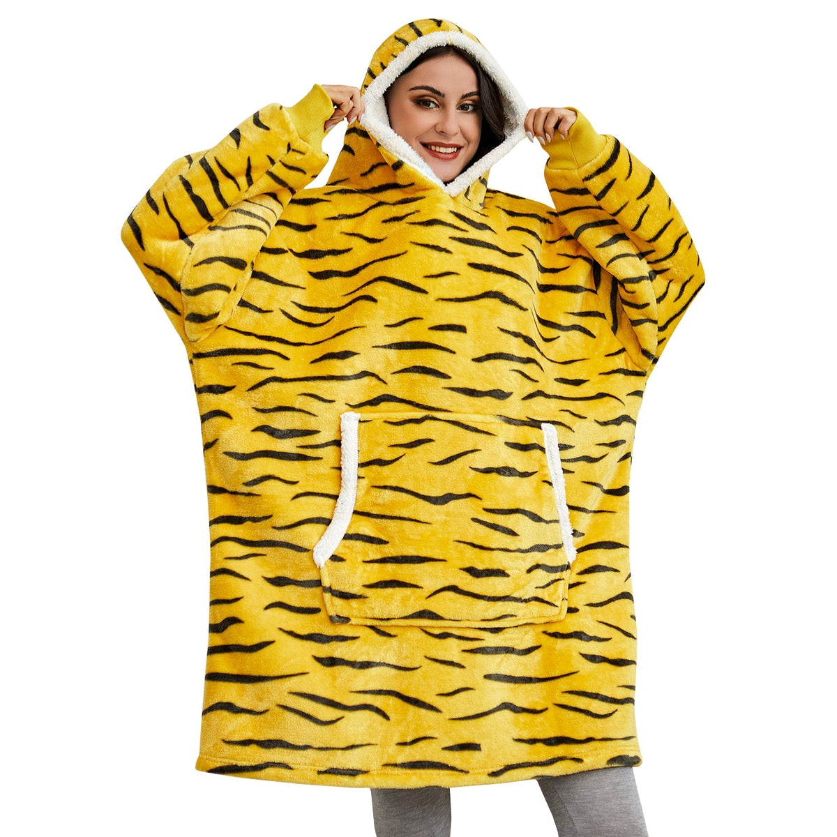 NOUVEAU RICHE Hoodie & Decke in Einem – Oversize Decke mit Ärmeln & Kapuze für Damen, Weicher Fleece mit Kängurutasche, 12 Farben – Luna